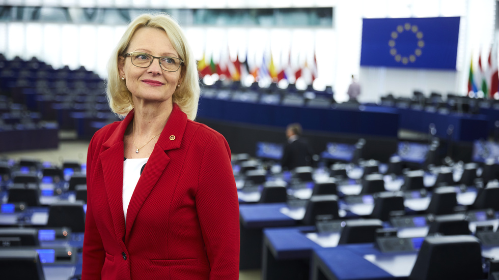 "Följdverkningarna av coronasmittan drabbar kvinnor på många sätt extra hårt", säger Europaparlamentarikern Heléne Fritzon (S). 