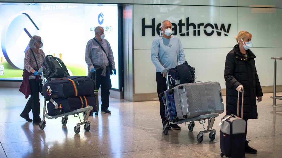 Resenärer anländer till Heathrows flygplats i London den 4 april.