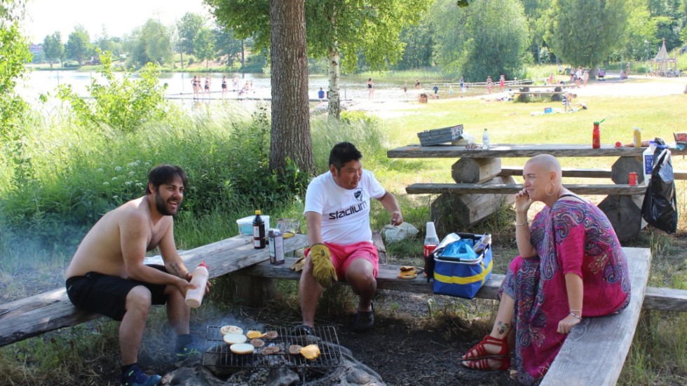 Senad Berisha, Fredrik Ohlsson och Lena Runadotter grillar hamburgare till alla ungdomar som vill ha. 