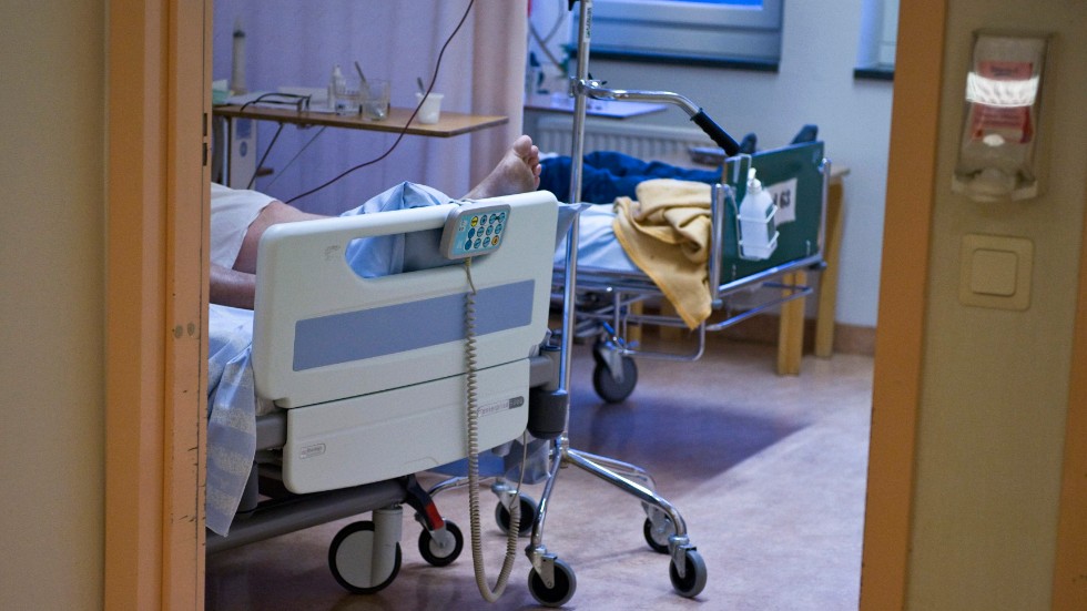 Antalet bekräftat covid-19-smittade som vårdas på länets sjukhus har halverats på fyra veckor, men Region Östergötland räknar med att ha covid-patienter även under hösten.