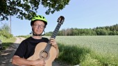 Klassisk konsertgitarrist tar cykeln på Sverigeturnén