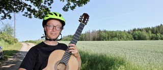 Klassisk konsertgitarrist tar cykeln på Sverigeturnén