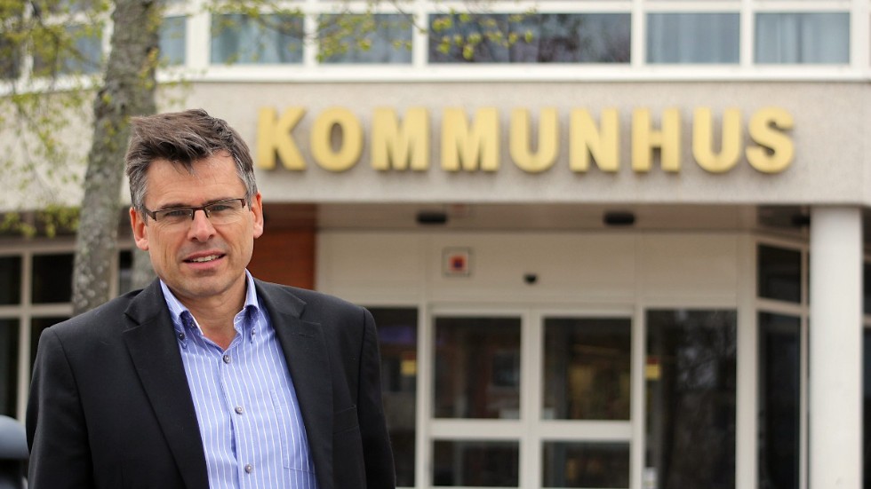 Kommunalrådet Lars Rosander (C) bekräftar att kommunens industribolag sålt en industrifastighet i Virserum.