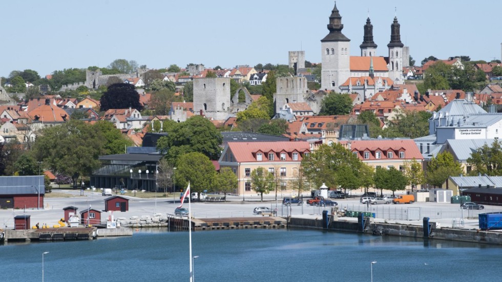 Visby hamn. Ett sommarparadis för stockholmare, eller en ort med många gemensamma kopplingar till Kalmar län?