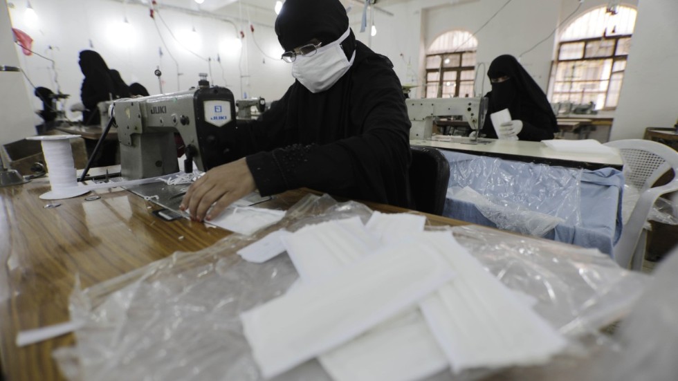 Kvinnor arbetar med att sy munskydd på en textilfabrik i Jemens huvudstad Sanaa. Bilden är från den 17 mars.