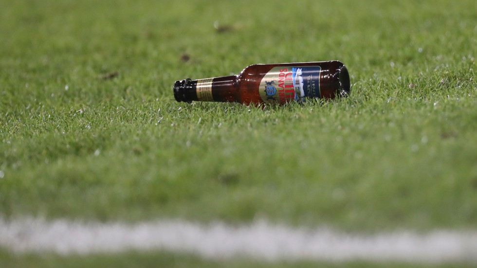 En ölflaska inkastad på planen under Malmö FF:s hemmamatch i 16-delsfinalen mot Wolfsburg i Europa League den 27 februari.