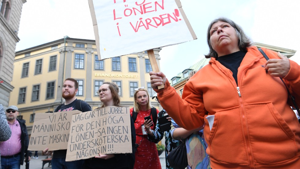 Undersköterskeuppropet manifesterar för snart två år sedan på Mynttorget i Stockholm med krav på bättre arbetsvillkor och mer pengar till äldreomsorgen.