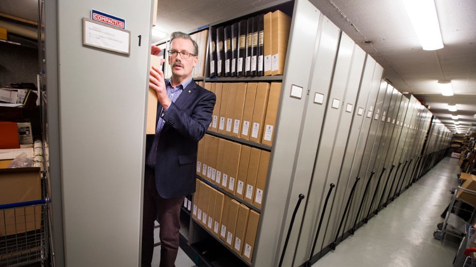 Kommunarkivarien Thomas E:son Åkerlund tar Norrbottens-Kurirens läsare in i det fullmatade pappersarkivet som innehåller protokoll från 1800-talet. Efter 28 år i Luleå kommuns tjänst lämnar han över ansvaret för samlingarna. Den framtida organisationen för arkivet är inte fastställd än. 
