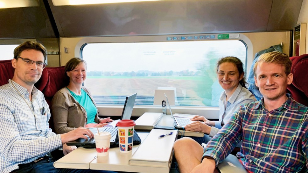 Här sitter Gustav Ullenhag, Daria Glaessgen, Angelica Walfridsson och Joakim Crona på tåget mellan Köln och Paris.