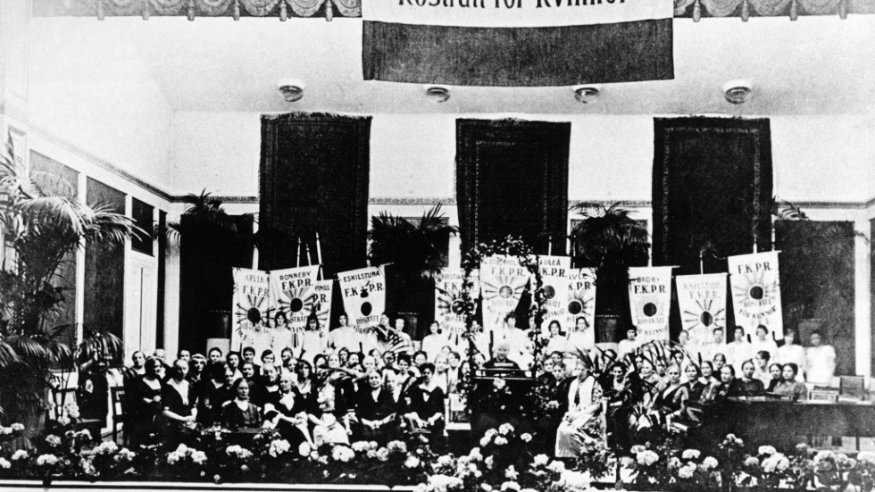 I Sverige fick kvinnor rösta för första gången vid valet 1921.