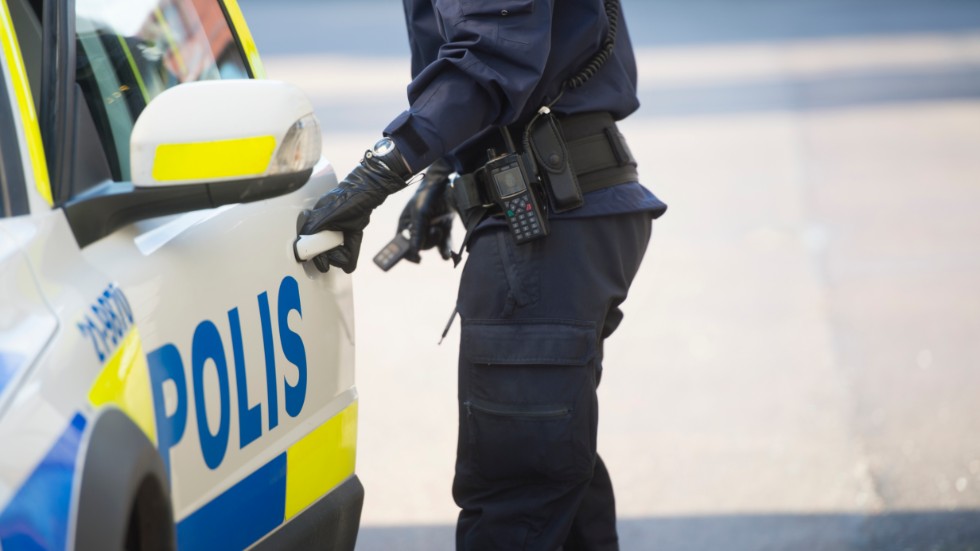Polisen söker en bilburen man som misstänks för en stöld i en bygghandel i Vimmerby på tisdagen.