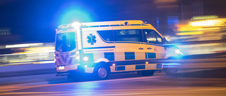 Tumult i ambulans på riksväg 40 • Åklagare: Kvinna sparkade polis och sjukvårdare i huvudet • Var på väg mot Vimmerby
