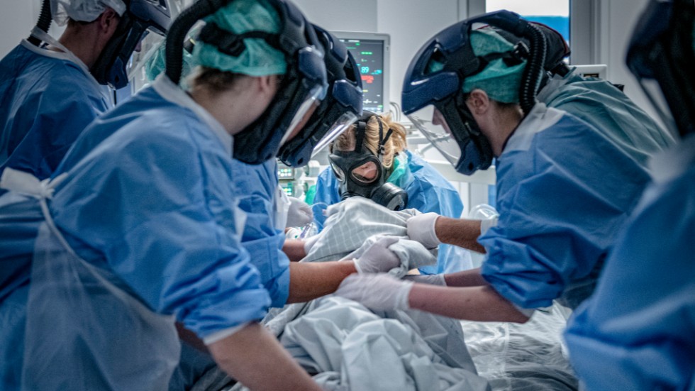 Sjukvårdspersonal tar hand om en patient på Södertälje sjukhus under coronakrisen. Arkivbild.