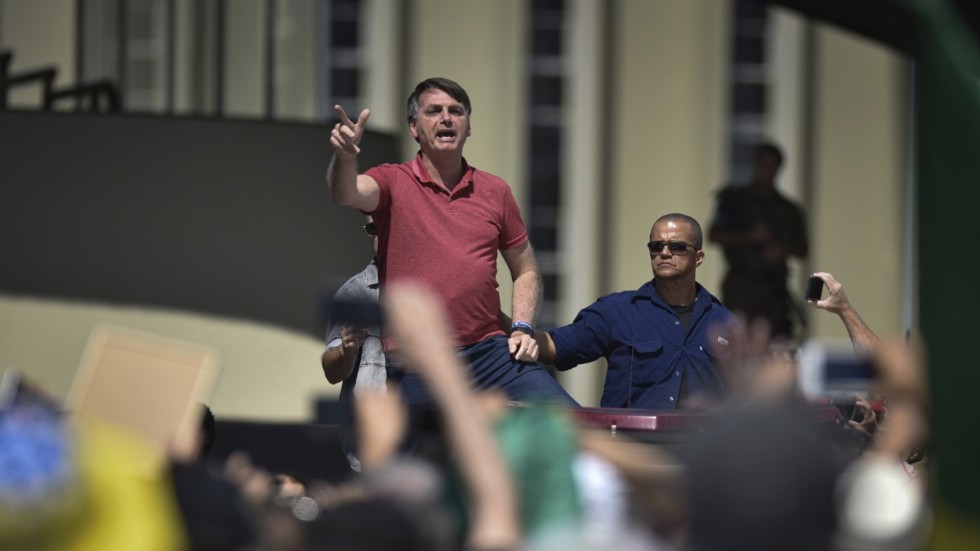 Brasiliens president Jair Bolsonaro under sitt tal vid manifestationen utanför arméns högkvarter i Brasília i söndags.