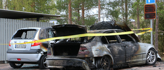 Två bilar totalförstörda i brand