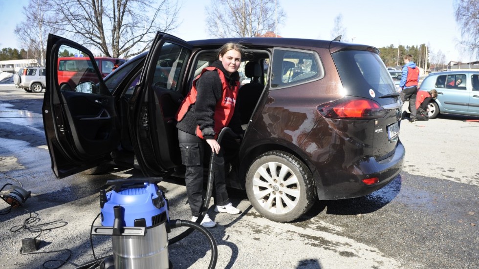 Alva Lundmark var en av ungdomarna som hjälptes åt att städa bilarna. 
