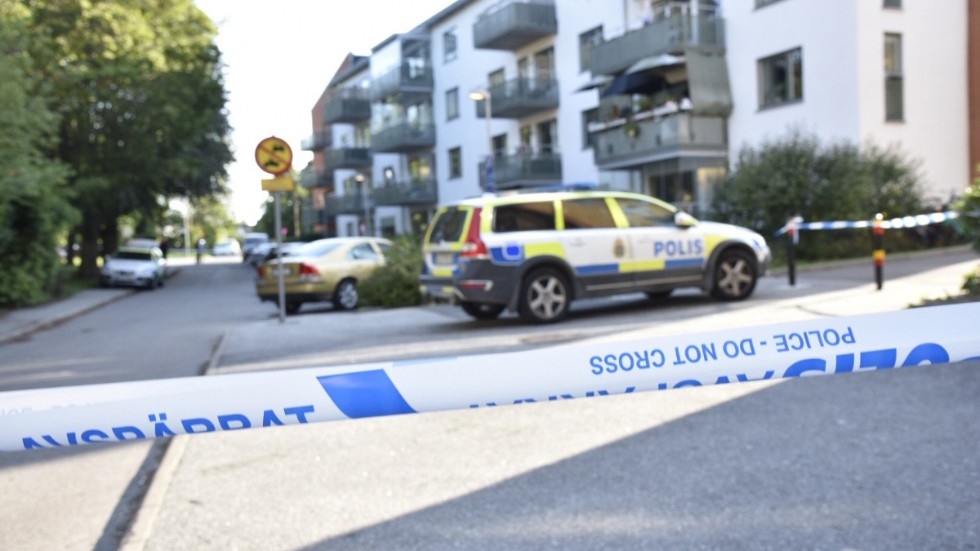 En 18-årig kvinna sköts ihjäl i Vällingby i slutet av augusti förra året. Nu inleds rättegången mot två män som åtalas för dådet. Arkivbild.