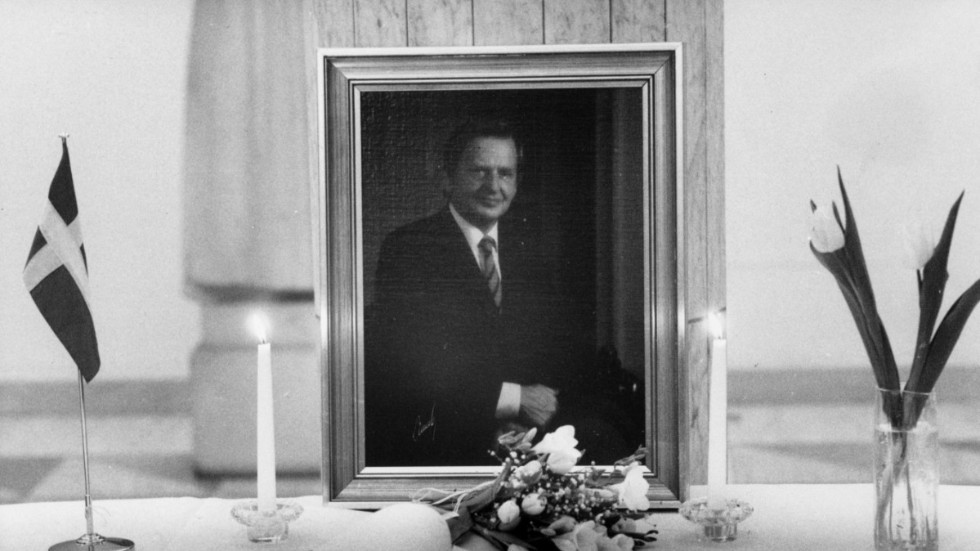 En bok är framlagd för kondoleanser, ljus tända och ett porträtt framställt på statsminister Olof Palmes dagen efter han mördades. Mordet på statsminister Olof Palme skedde den 28 februari 1986.