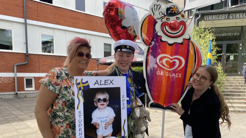 Camilla Bexell gratulerade sonen Alex och systern Isabella hade med sig en glassgubbe.