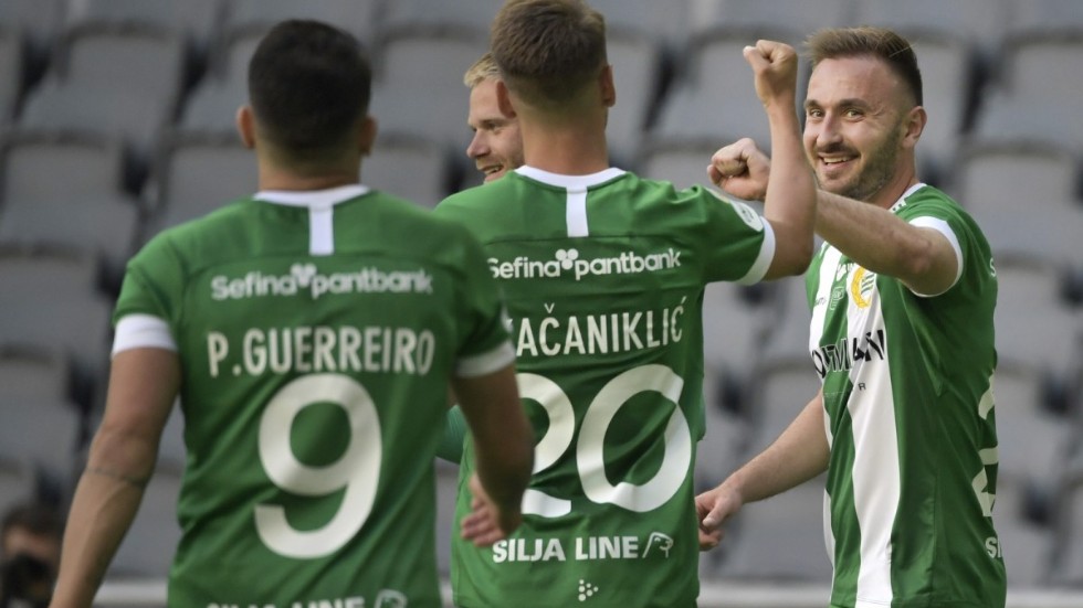 Hammarbys Muamer Tankovic, till höger, grattas efter sitt 2–0-mål.