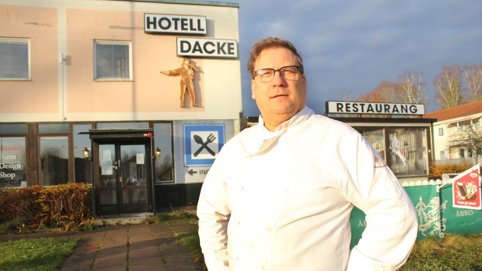Jorma Isomettä äger bolaget som driver Hotell Dacke. Kämpigt med ekonomin i coronatider, säger han. Men dementerar rykten om stängning eller till och med konkurs.