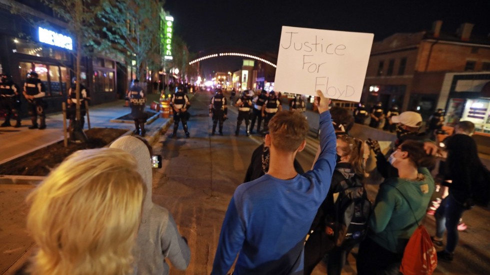 Demonstration i Columbus, Ohio, under fredagskvällen. Staden är en av dem som nu inför utegångsförbud under kväll och natt.