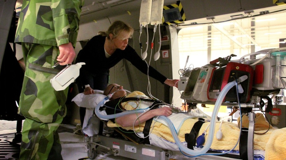 På Långfredagen tränade helikopterflottiljen i Linköping på att transportera patienter som är svårt sjuka i covid-19, här vårdas patienten (Claes Danielsson) av Cecilia Örjansdotter, chef för försvarshälsan på Malmen. 
