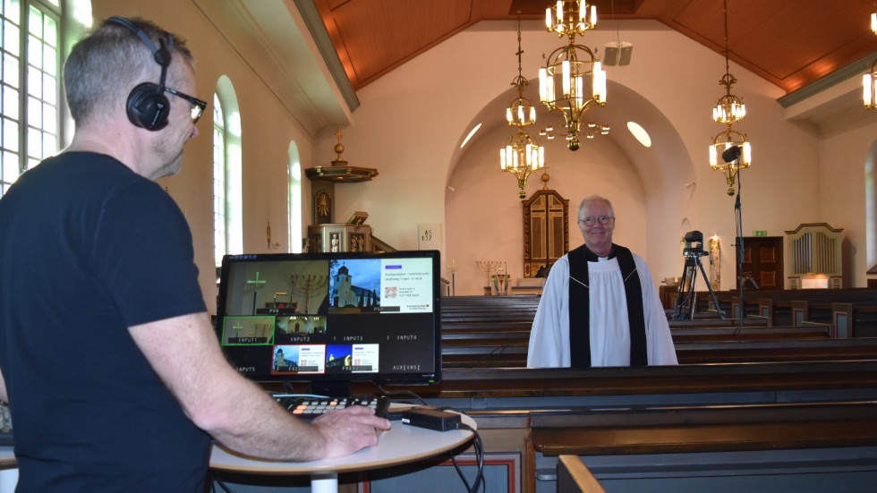 Komminister Ola Sandberg mötte kyrkobesökarna på  ett säkert sätt i coronatider då långfredagens gudstjänst sändes på webben. Anders Wagler från Öst Media skötte tekniken..