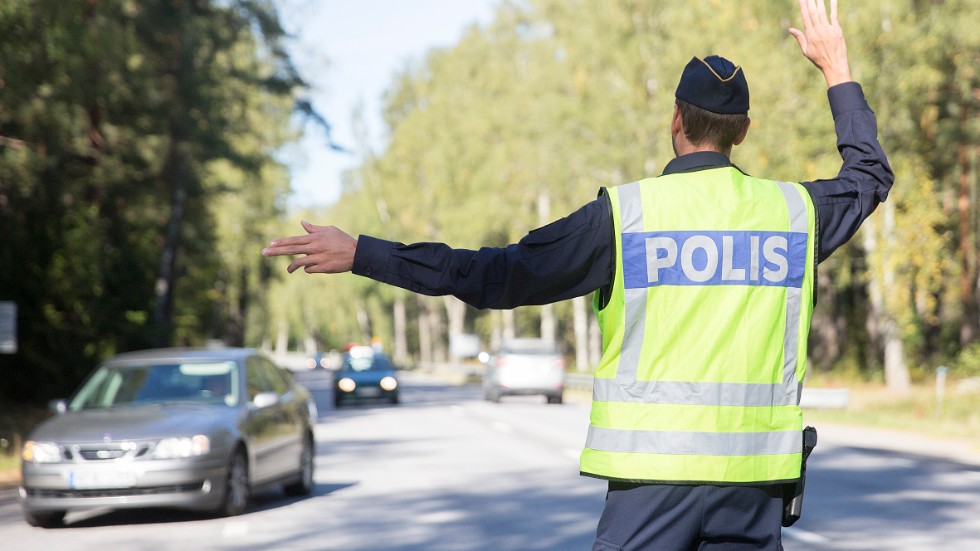 En man i 30-årsåldern, hemmahörande i Storebro, åtalas nu för en rad brott efter att ha stoppats av polisen i trafiken - vid två separata tillfällen.