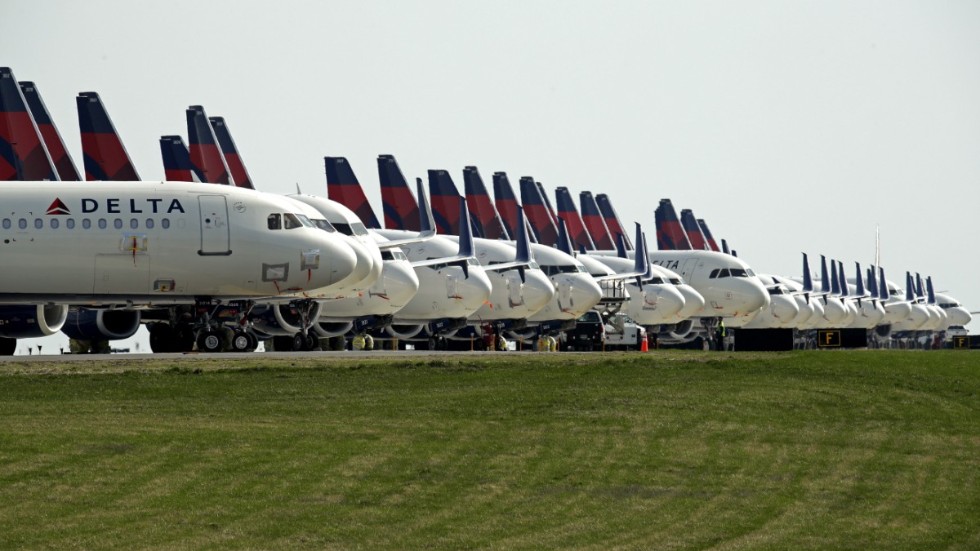 Flygplan, här vid flygplatsen i Kansas City i början av april, får stanna på marken till följd av coronakrisen.