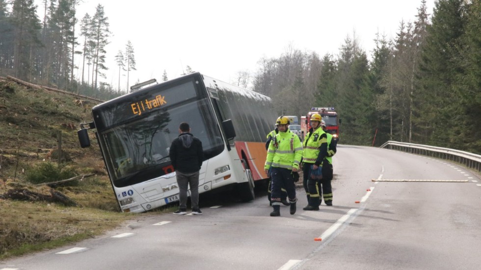 En buss körde i diket på väg 131 mellan Asby och Hestra på söndagsförmiddagen. 
