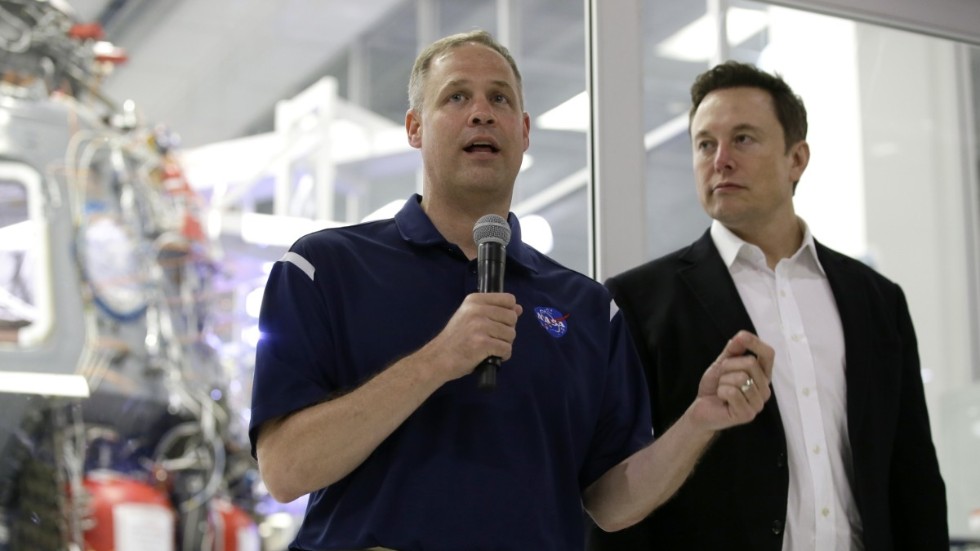 Jim Bridenstine, till vänster, bredvid Space|X-chefen Elon Musk vid en tidigare pressträff. Crew Dragon-kapseln syns i bakgrunden.