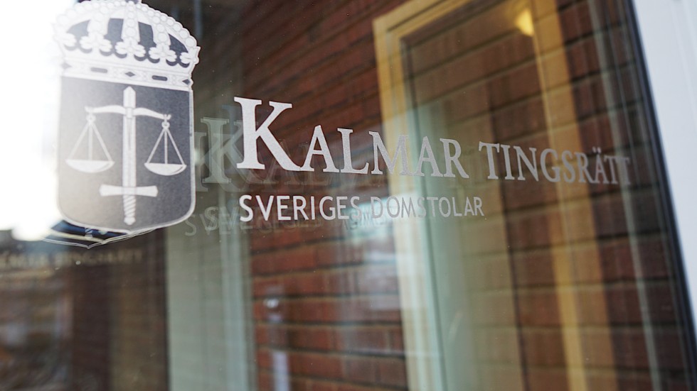 Kalmar tingsrätt dömde en man i 70-årsåldern till fängelse ett år och sex månader efter ett grovt sexuellt övergrepp mot barn.
