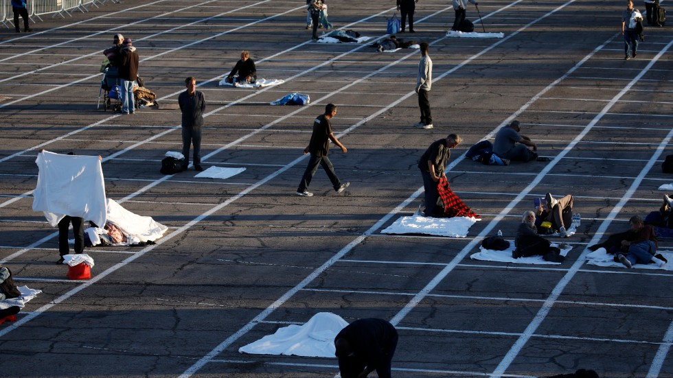 Hemlösa förbereder sig för att sova på de platser som de blivit tilldelade på en parkeringsplats i Las Vegas.