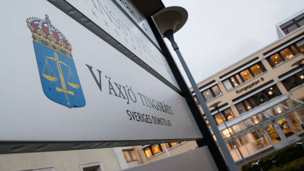 Växjö Tingsrätt dömer den man och kvinna, som åtalats för ett omfattande bedrägeri med husbilar till fyra respektive två års fängelse.