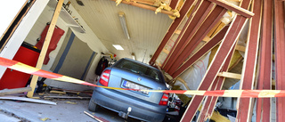 Bilist körde in i garage – blev totalförstört