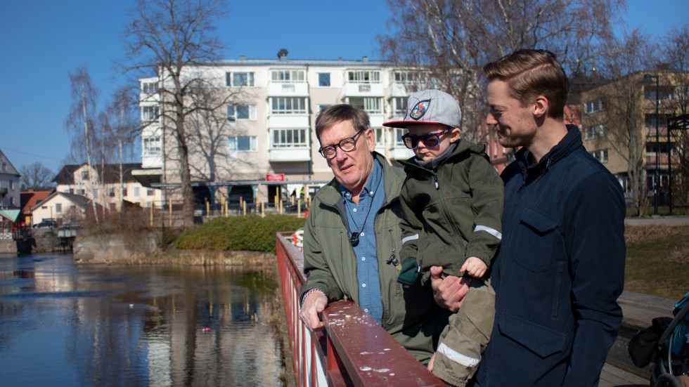 Farfar Lars-Åke Lindh är glad över att äntligen få träffa sonen Mats Lindh och barnbarnet Aston efter en tids förkylningar.