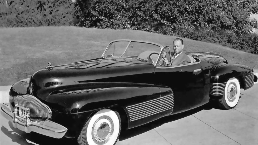 Året är 1939 och konceptbilen Buick Y-Job har ett år på nacken. Bakom ratten sitter Harley Earl.