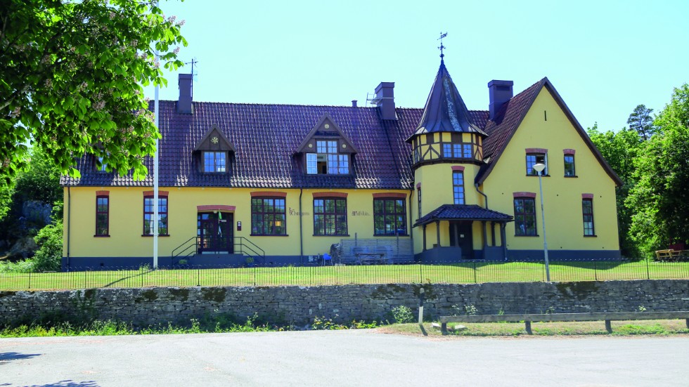 Ugnstrulli ligger i det gamla skolhuset i Östergarn.