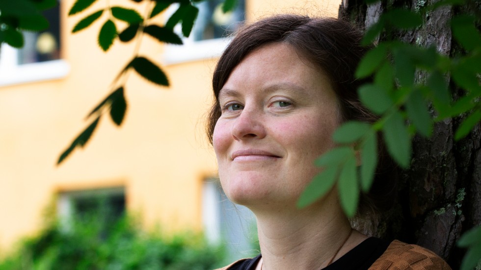 Alva Dahl, forskare vid institutionen för nordiska språk vid Uppsala universitet, är hedrad och glad över Karin Boyepriset.