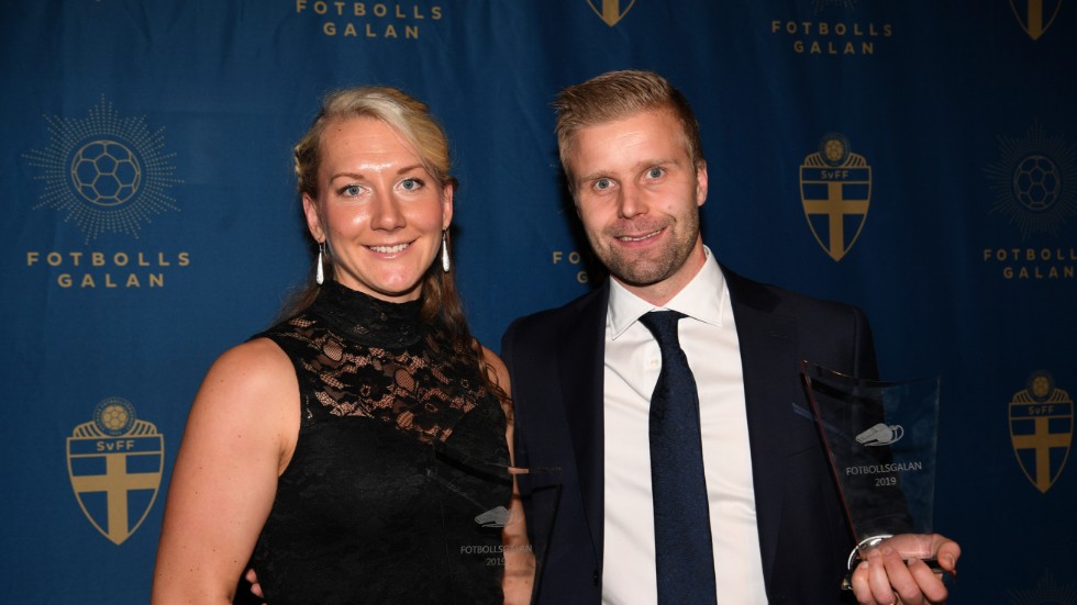 Tess Olofsson, Hortlax, bredvid Glenn Nyberg. Båda prisades som årets domare 2019.