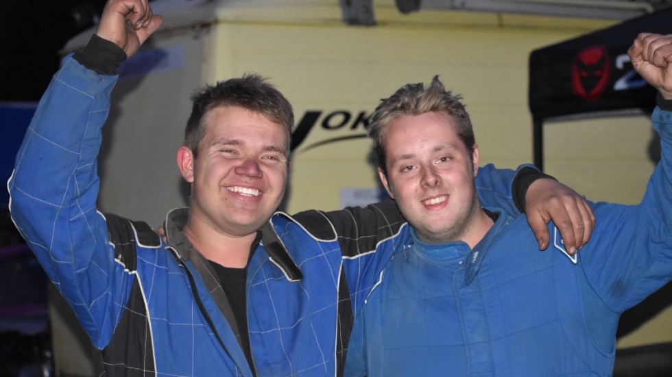 Glada. Markus Hansson och Albert Bengtsson har här precis vunnit partävlingen i höstracet i Vimmerby. 