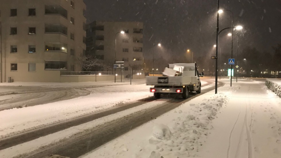 Mycket snö låg kvar på vägarna i Eskilstuna under fredagsmorgonen.