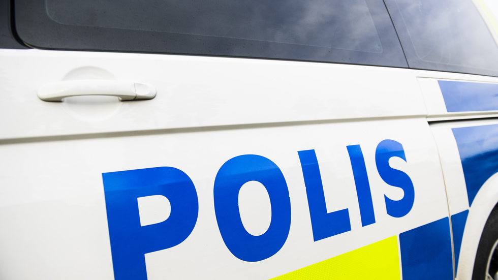 En bilförare stoppades av en polispatrull i Fröslunda sent på söndagskvällen. Mannen, som var knarkpåverkad, misstänks för flera brott.