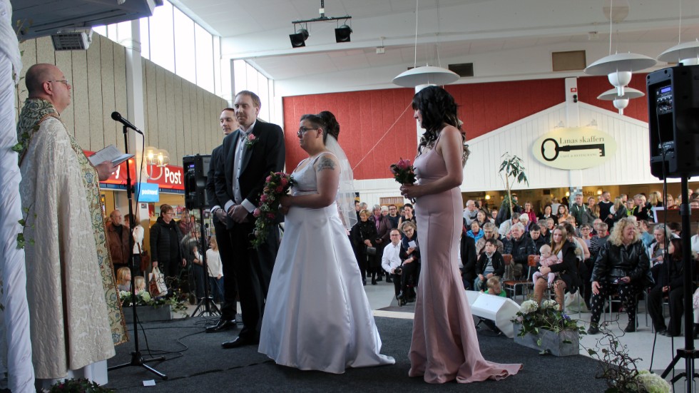 Jimmy Wagenius och Elin Andersson har just förklarats som man och hustru av prästen Mikael Alm.