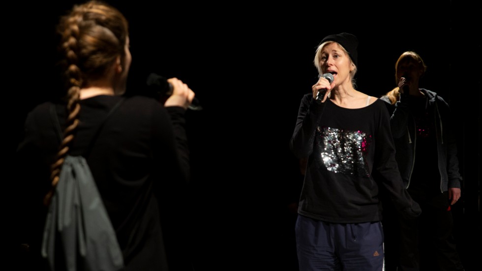 "Det jag bara vågar drömma om" med Kristine Gulbrandsen, till vänster, och Linda Wincent. I bakgrunden skymtar regissör Johanna Salander. 

