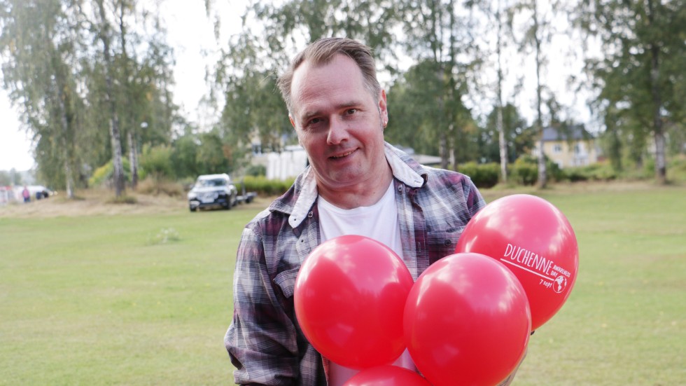 Det är tradition med ballongsläpp på Duchennesdagen. Jörgen Aftelöv har fått tag på ballonger som är biologiskt nedbrytbara.