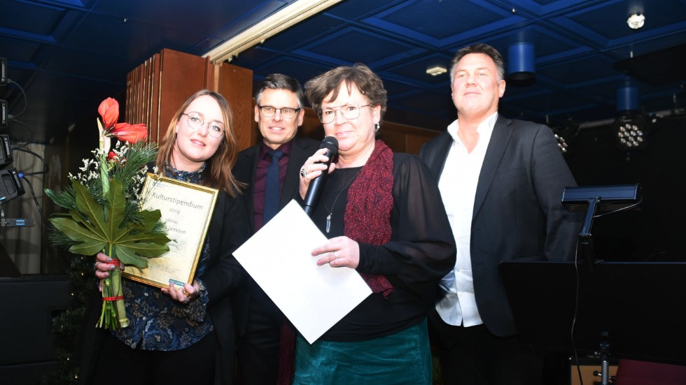 Emma Jansson fick ta emot Hultsfreds kommuns kulturstipendium av Lars Rosander, Ingela Heldebro och Tommy Svensson-Pöder.