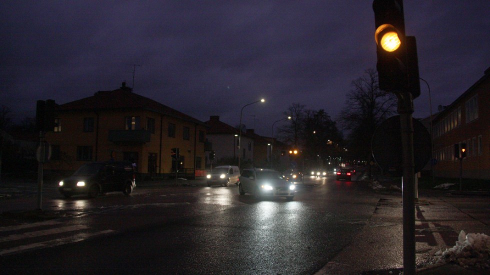 Det är gult blinkande ljus i korsningen av Fjärdhundragatan och Tullgatan när trafikljusen inte fungerar.