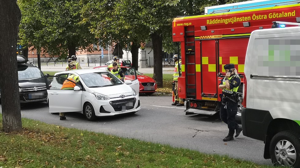 Tre bilar har krockat på Norra Promenaden i Norrköping.